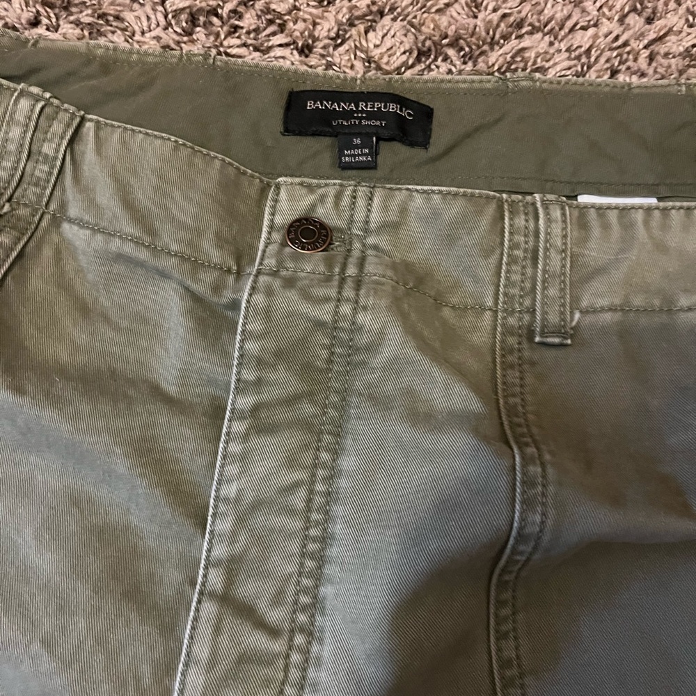 Banana Republic Men’s Utility Shorts—Size 36 - Picture 3 of 6